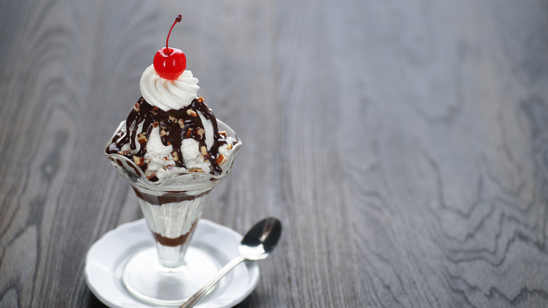 Coupe glacée au chocolat chaud