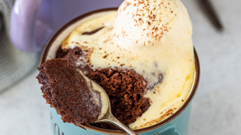 gâteau à la crème glacée dans une tasse