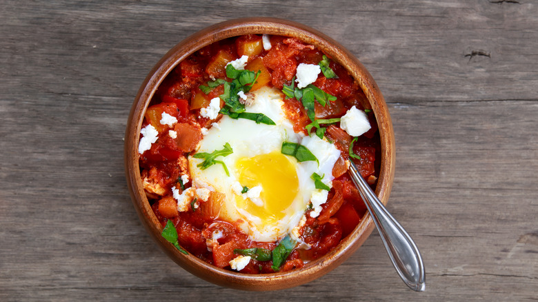 oeuf cuit dans la tomate sur une table en bois