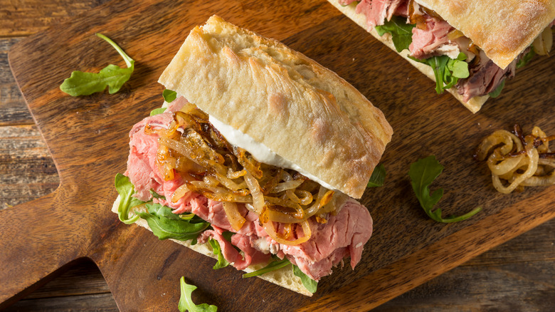 Sandwich de côtes de bœuf avec oignons grillés et roquette 