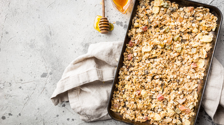 Granola maison sur plaque à pâtisserie