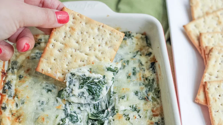 Trempette crémeuse aux épinards avec craquelins