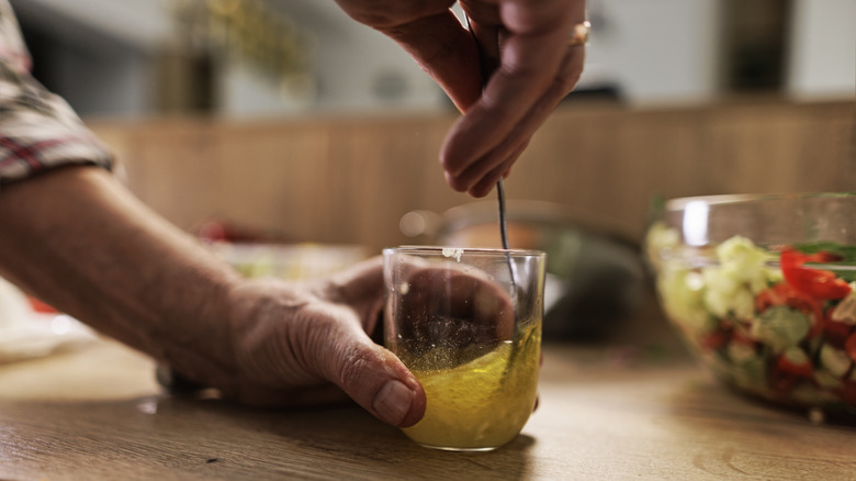 Mélanger la vinaigrette dans une tasse