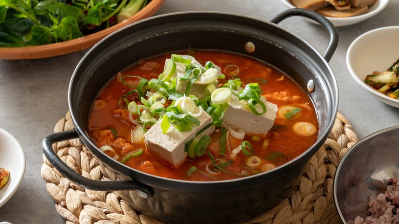 Ragoût de tofu au kimchi dans une marmite