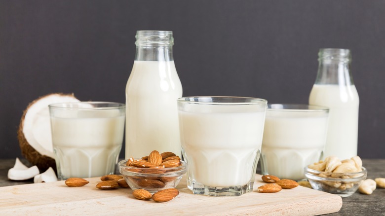 Différents types de lait dans des récipients en verre