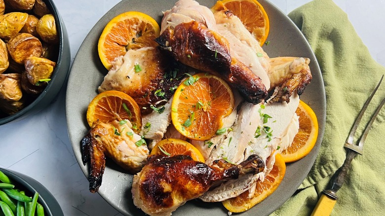 poulet rôti à l'orange sur assiette grise