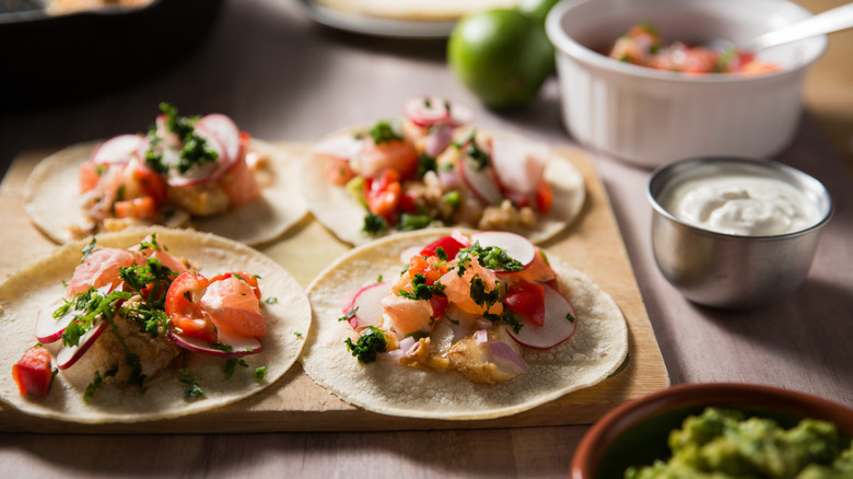 4 tacos au poisson à bord