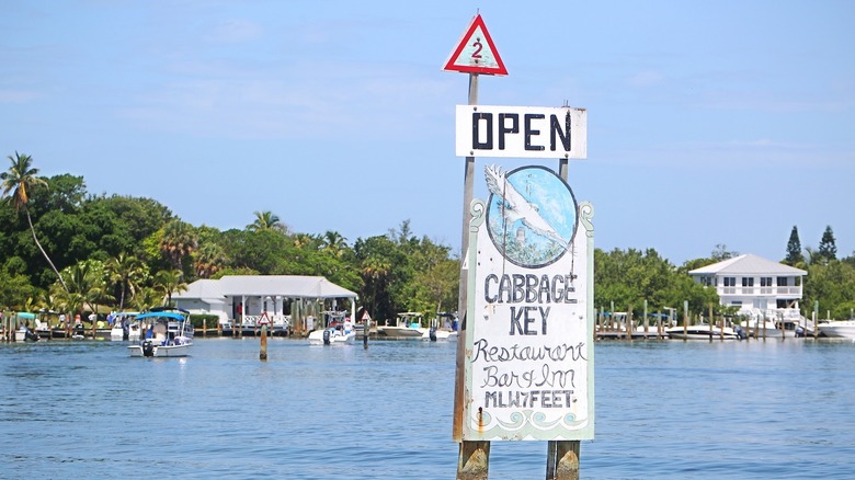 panneau d'ouverture du restaurant dans l'eau