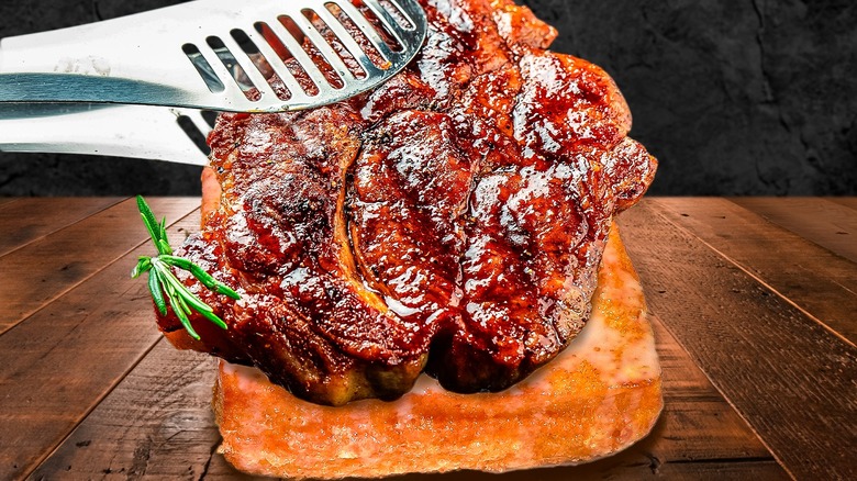 pinces pour placer le steak sur du pain grillé