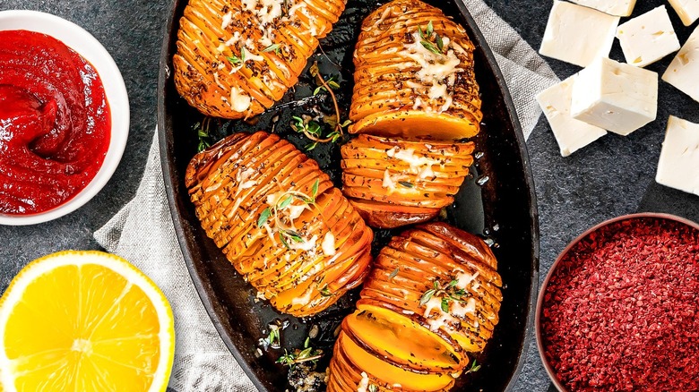 Pommes de terre Hasselback et sauces