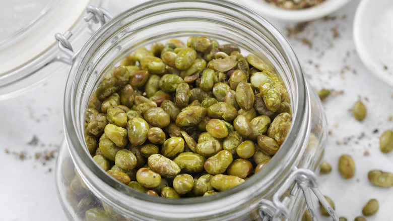 Haricots edameme grillés au sel et au poivre dans un bocal en verre