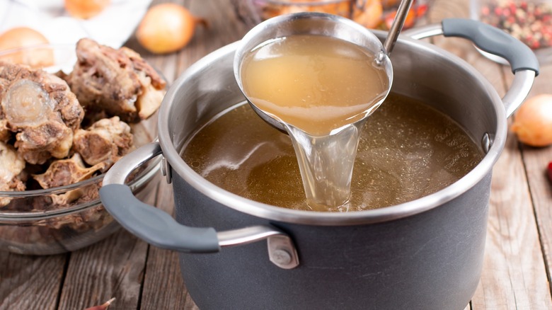 Bouillon d'os dans une casserole