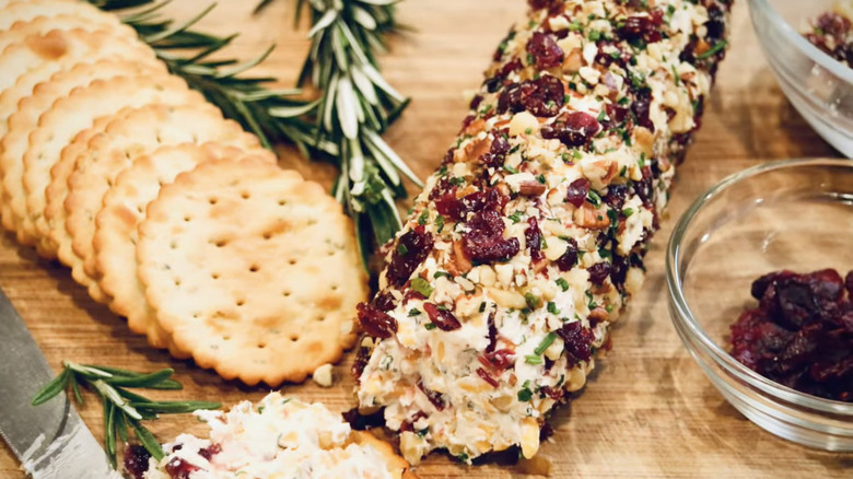 Bûche de fromage de chèvre avec mélange montagnard