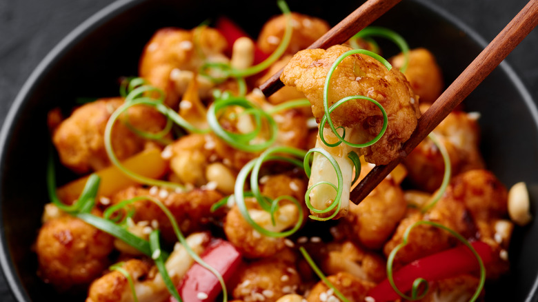 Chou-fleur kung pao dans un bol 