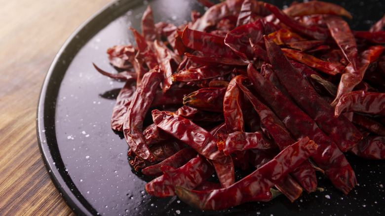 une assiette de piments séchés