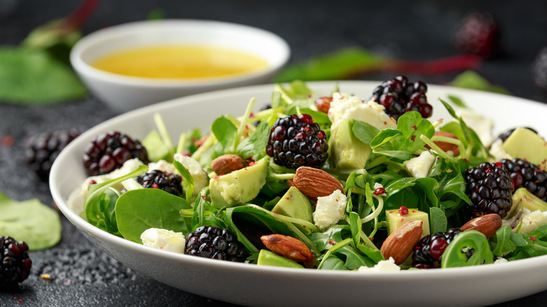 Salade verte aux amandes