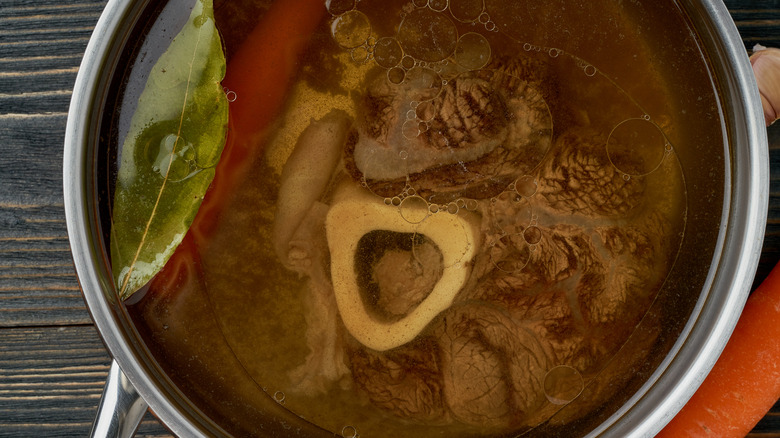 bouillon avec de l'huile