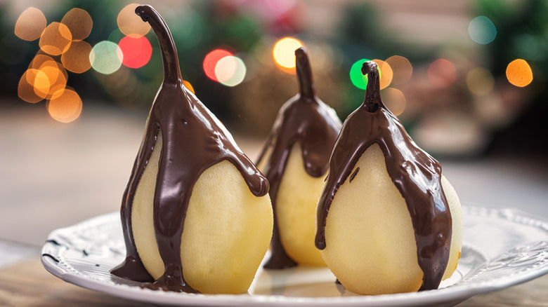 poires pochées avec glaçage au chocolat