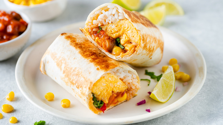 burrito pour le petit déjeuner dans une assiette