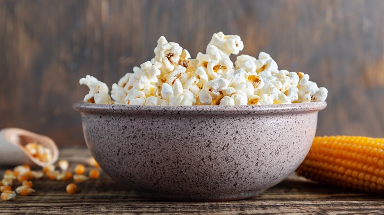 pop-corn maison dans un bol