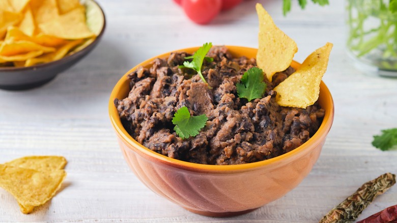 trempette aux haricots noirs avec chips