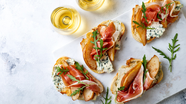 Crostini aux poires rôties et au fromage