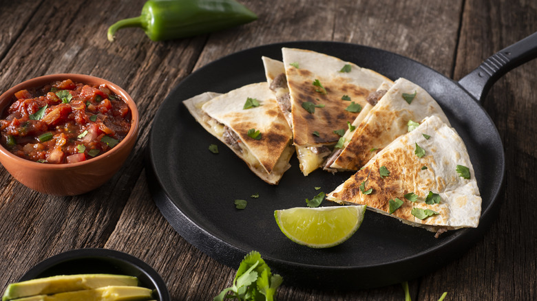 quesadilla sur assiette avec citron vert