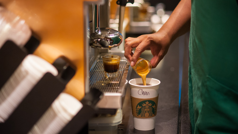 Un barista de Starbucks prépare un expresso