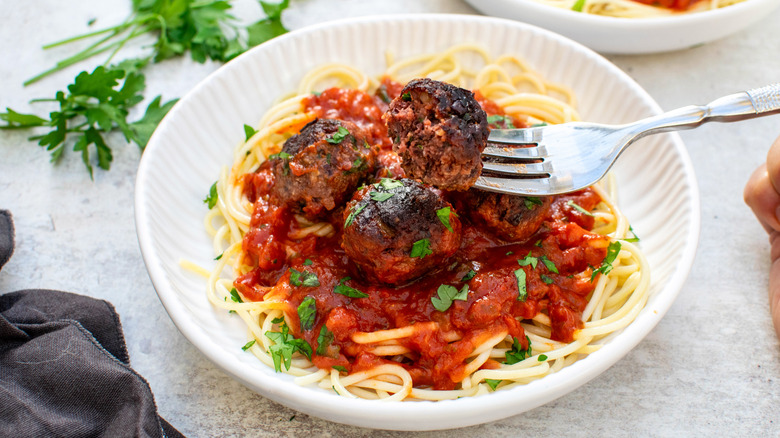 Bol de spaghetti végétarien et boulettes de viande avec fourchette