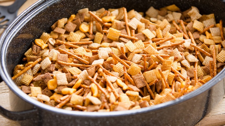 Gros plan du Chex Mix dans un pot