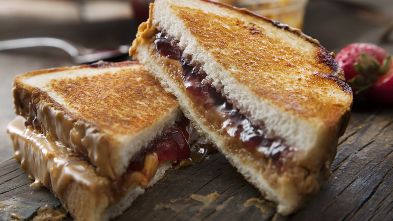 Sandwich au beurre de cacahuète et à la confiture tranchés