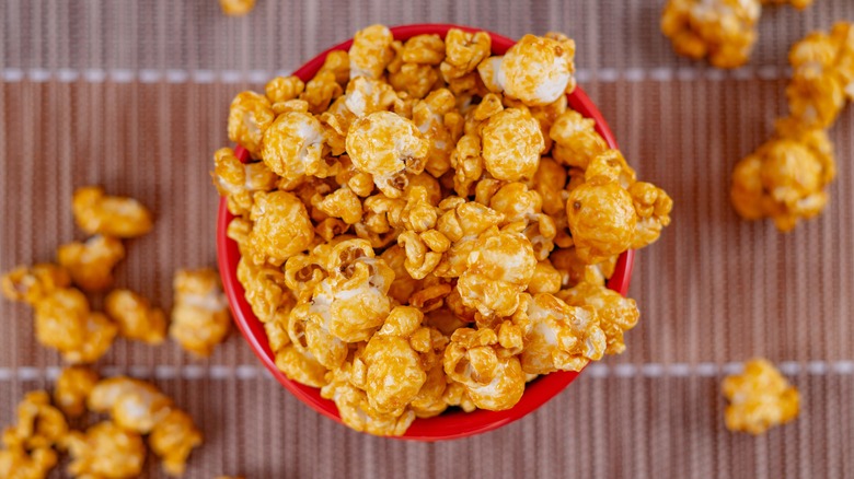 bol de pop-corn fraîchement éclaté avec sauce