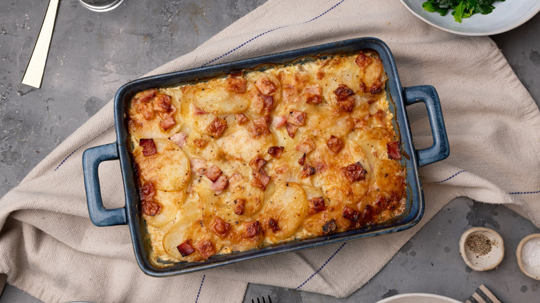 Gratin de pommes de terre au jambon dans un plat allant au four