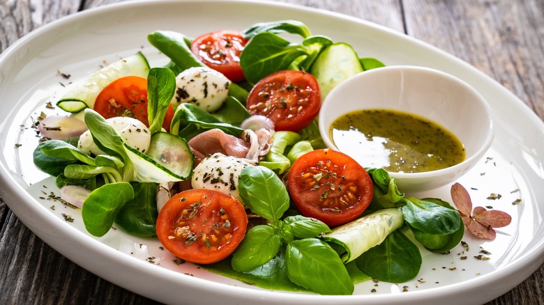 Gros plan de la salade caprese dans une assiette 