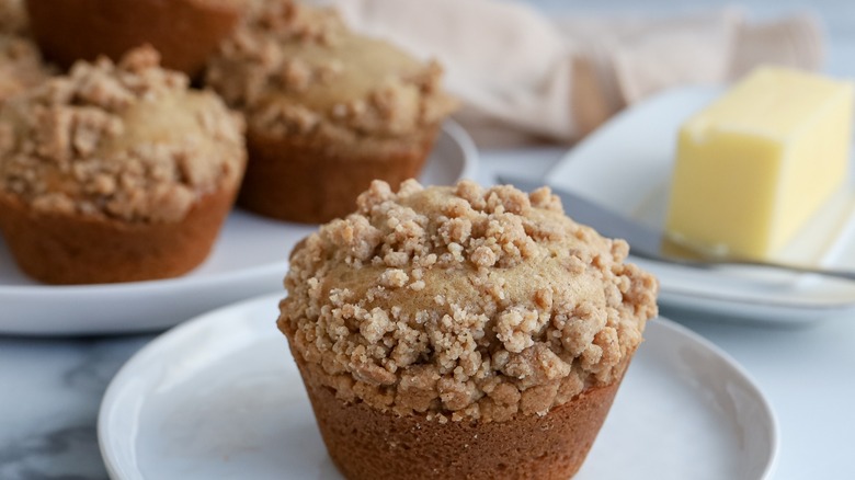 muffins aux miettes de snickerdoodle sur assiette