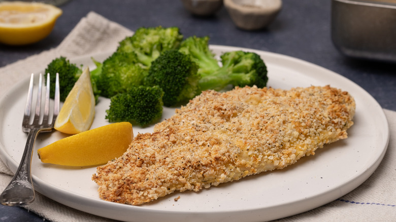 tilapia cuit au four en croûte d'amandes sur assiette