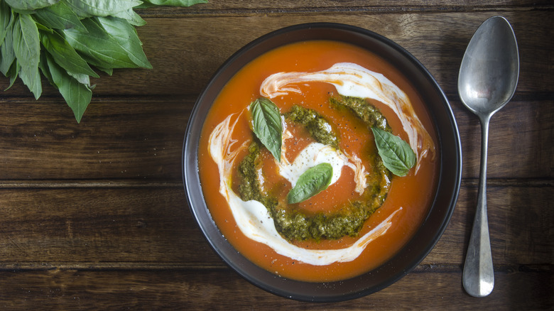 soupe de tomates au pesto et à la crème