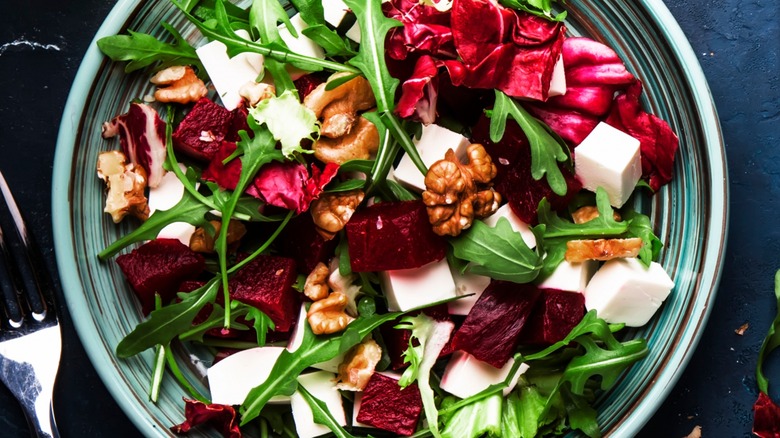 Vue de dessus de la salade de roquette, betterave, fromage et noix