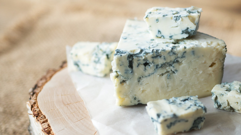 morceaux de fromage bleu