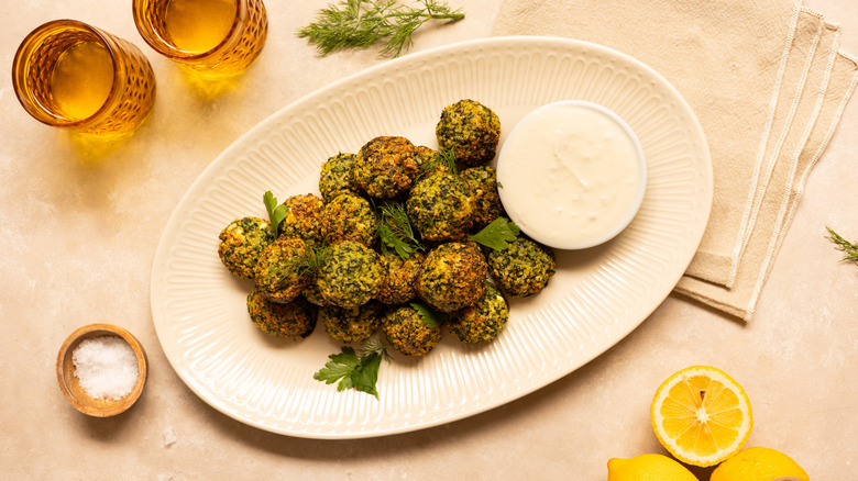 boulettes de quinoa aux épinards et aux herbes sur assiette 