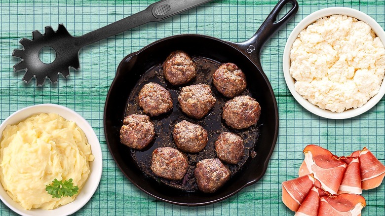 Boulettes de viande avec ingrédients en arrière-plan