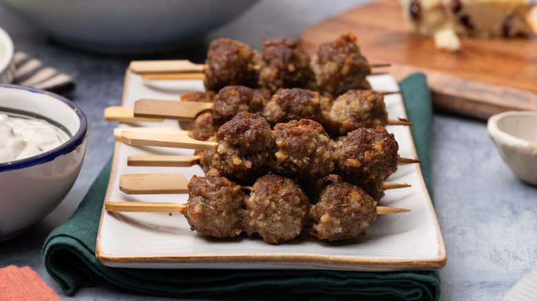 mini brochettes de boulettes de viande grillées