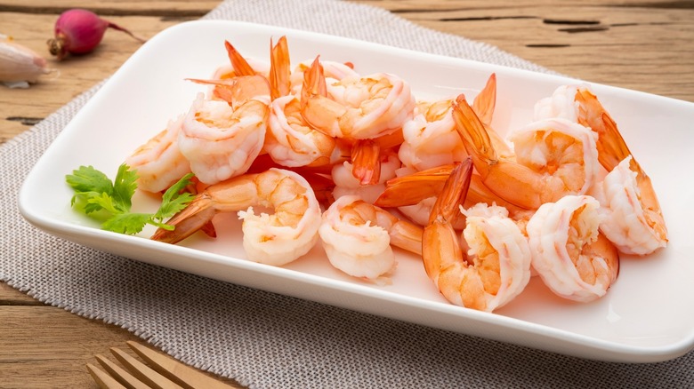 Crevettes bouillies dans une assiette blanche