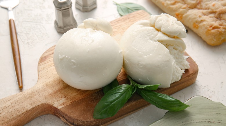 Burrata sur planche de bois