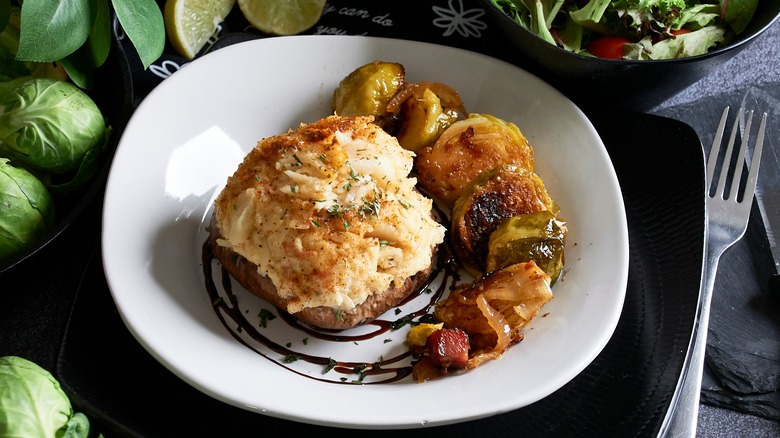 Champignons farcis au crabe et aux choux de Bruxelles