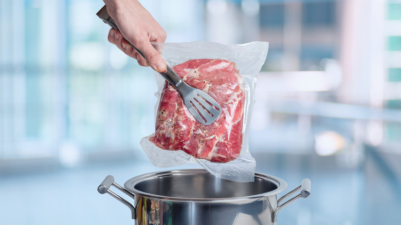 viande sous vide dans du plastique