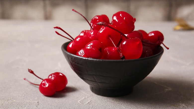 Gros plan d'un bol de cerises au marasquin 