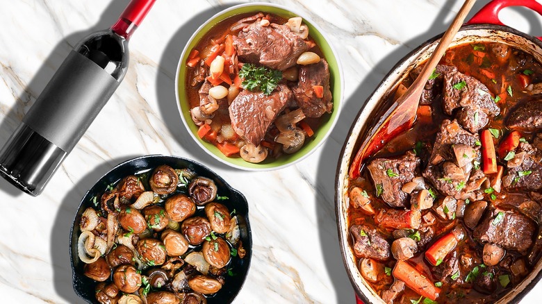 Vin et boeuf bourguignon sur marbre 