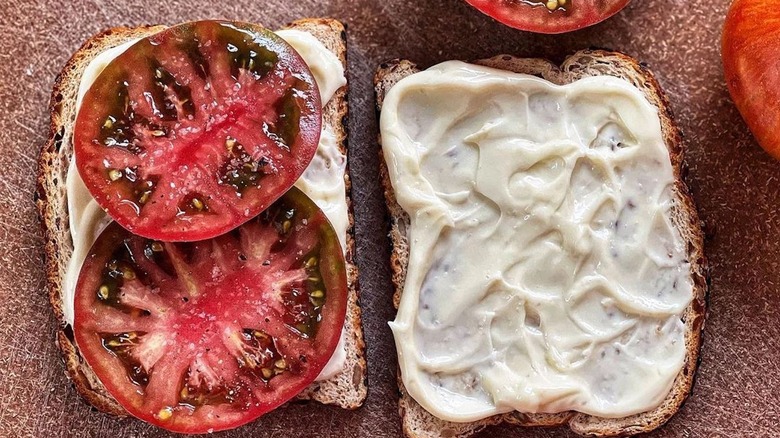 deux moitiés d'un sandwich à la tomate