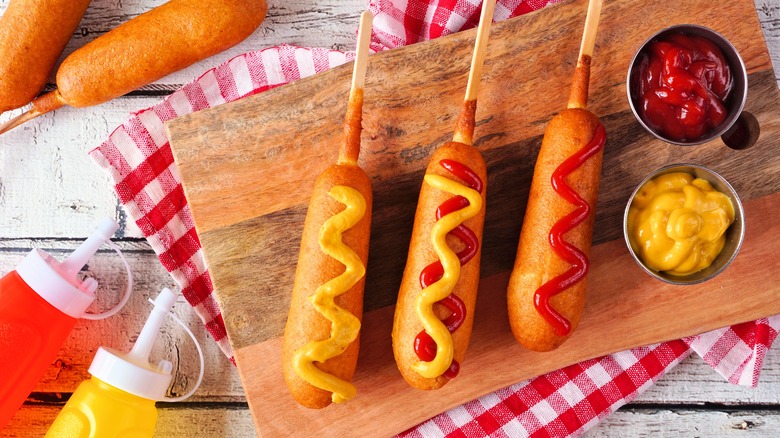 Corn dogs avec sauces